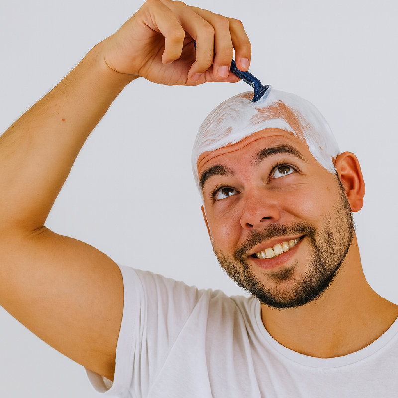 他剃了一个光头。