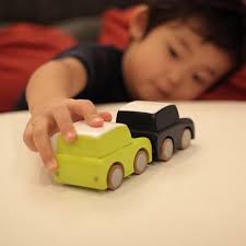 这辆绿色的玩具车是他最喜欢的。