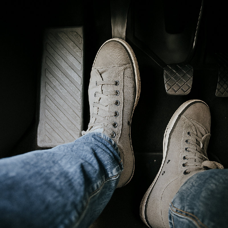 为了换挡，必须踩下离合器踏板。