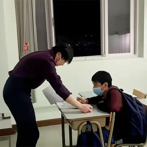 老师提供放学后的面对面辅导。