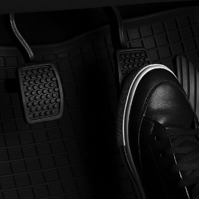 当你踩下油门踏板，车子会加速。