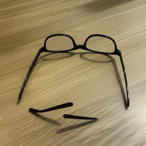 我的眼镜掉在地上了。