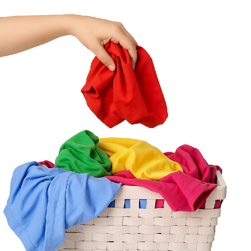 她把衣服放进洗衣篮。