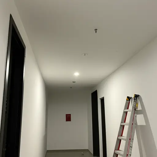 请更换走廊里的灯泡；它烧坏了。