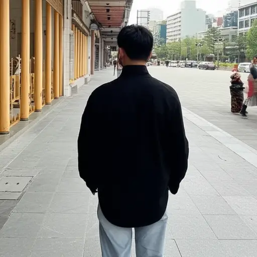 那个男人站在只有几英尺远的地方。