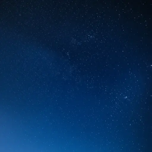 在晴朗的夜晚，星星在天空中明亮地闪烁。