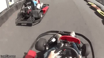 在紧凑的弯道超车需要很高的技巧。