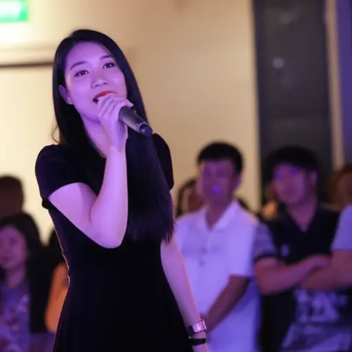 她的声音还可以，但没什么特别的。