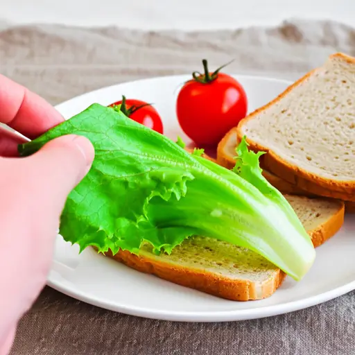 我在三明治上加了一片新鲜的生菜叶。