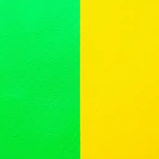 墙壁被涂成一半绿色一半黄色。