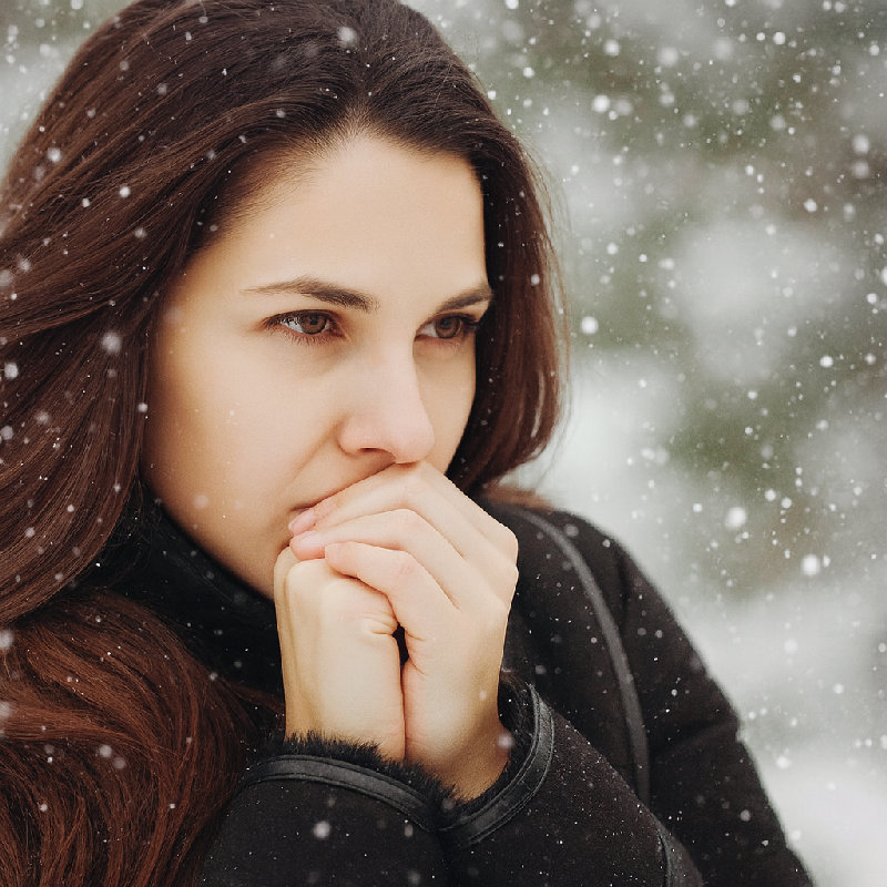 她在寒冷的空气中走出门时，感觉鼻尖有点冷。