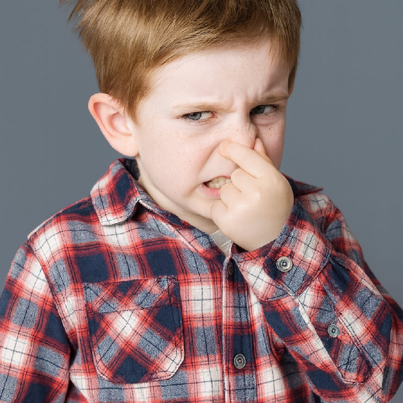 他因为垃圾的强烈气味捏住了鼻子。