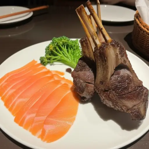 这顿饭包括烟熏三文鱼，接着是威尔士羊肉。