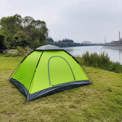 我们在河边搭起了帐篷。