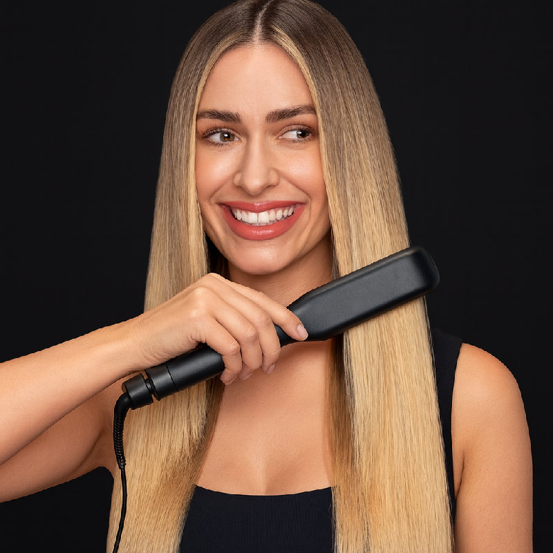 她决定为了参加聚会把头发拉直。