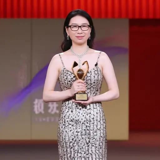 她享誉国际的小说赢得了几个文学奖项。