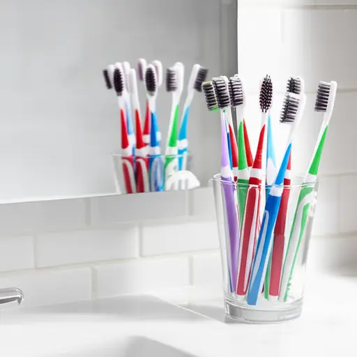 浴室里有相当多的牙刷收藏。