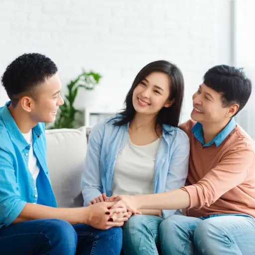 他和他的父母住在一起。