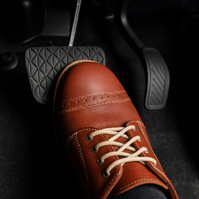 需要踩住刹车踏板才能停车。