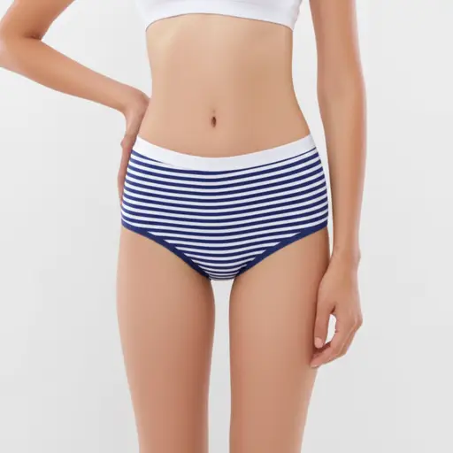 她站在那里穿着难看的短内裤。