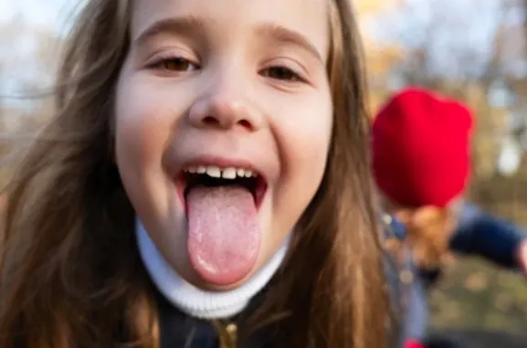 她冲我吐了吐舌头。