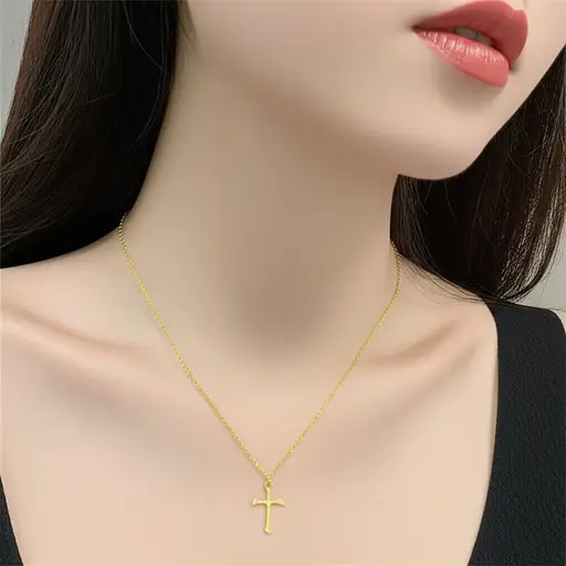 她脖子上戴着一个小的金十字架。