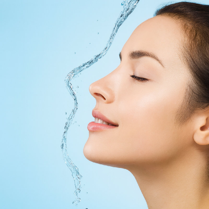 保持面部肌肤水分很重要。