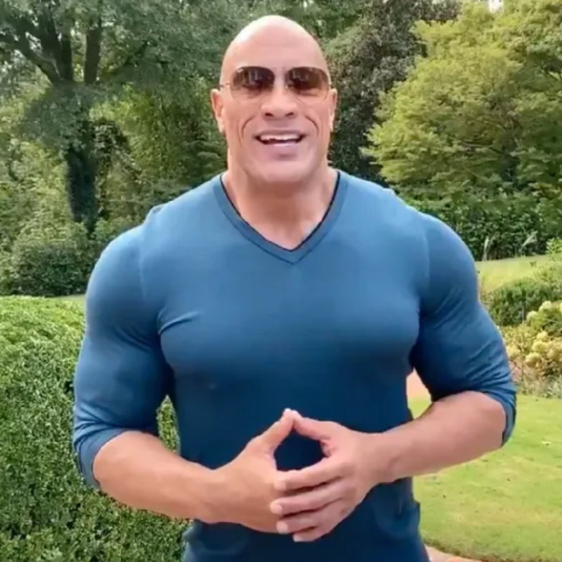 这件衬衫在他的胸口太紧了。