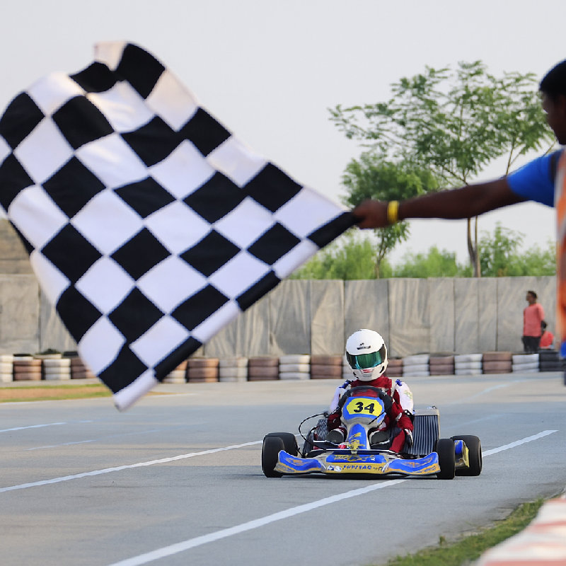 格子旗表示比赛结束。