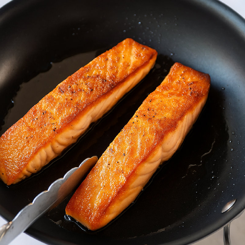 她喜欢用不粘锅煎鱼。