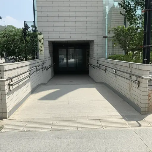 这栋建筑为轮椅使用者提供了无障碍通道。