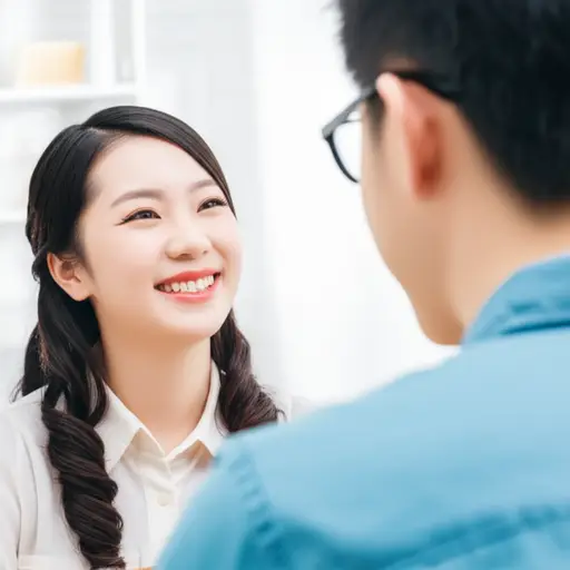 她带着极大的乐趣看着他。