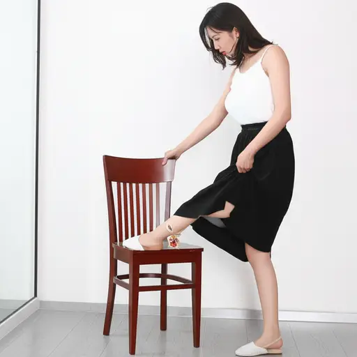 我站起来时在椅子上撕破了裙子。