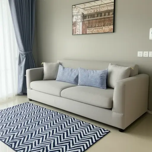 请坐在沙发上。