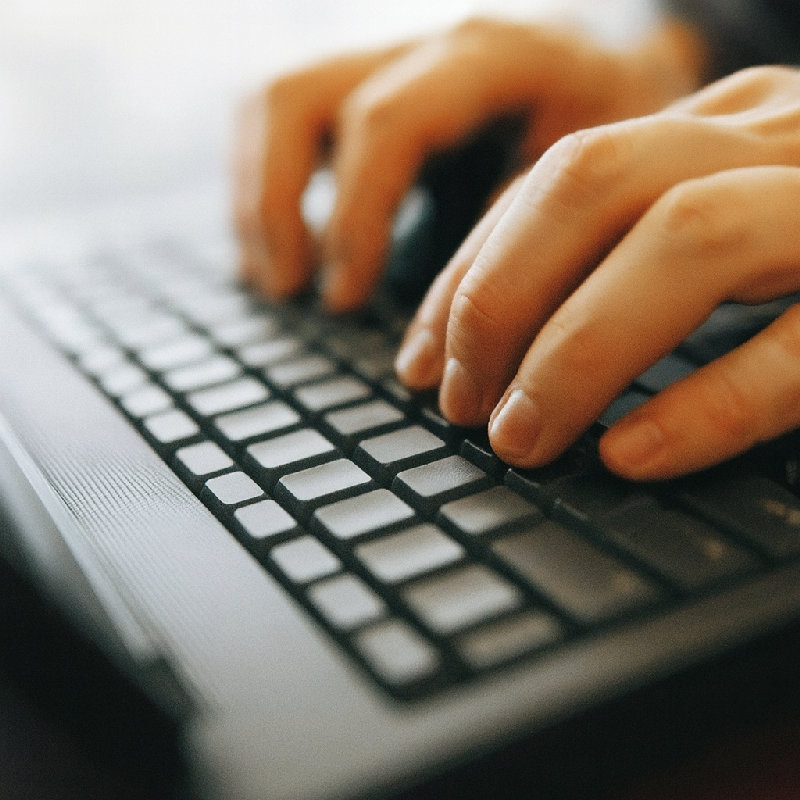 他在电脑上打了一份报告。