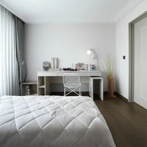 她的房间很整洁。