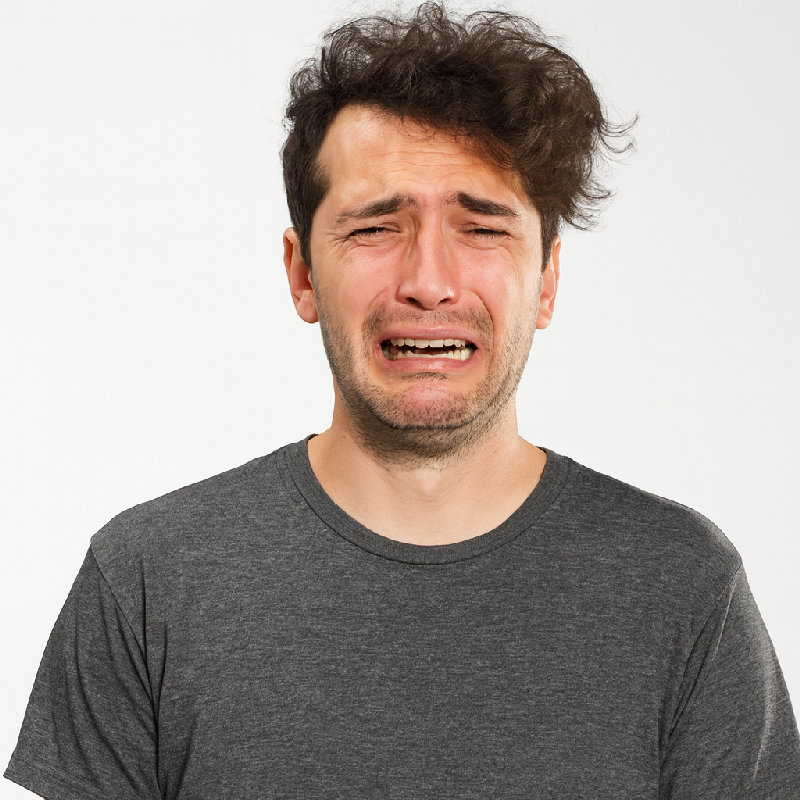 他早上很难控制他的毛躁头发。