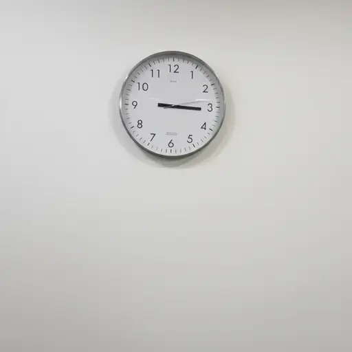 墙上有一个钟。