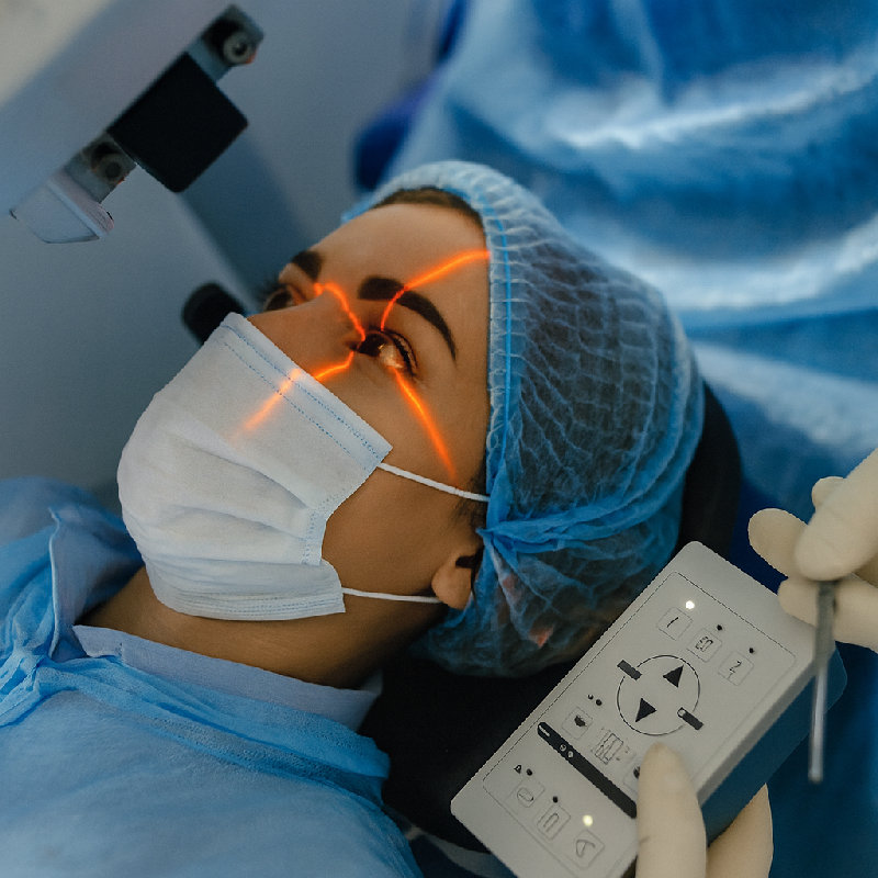 眼科外科医生现在正在进行激光手术来矫正近视。