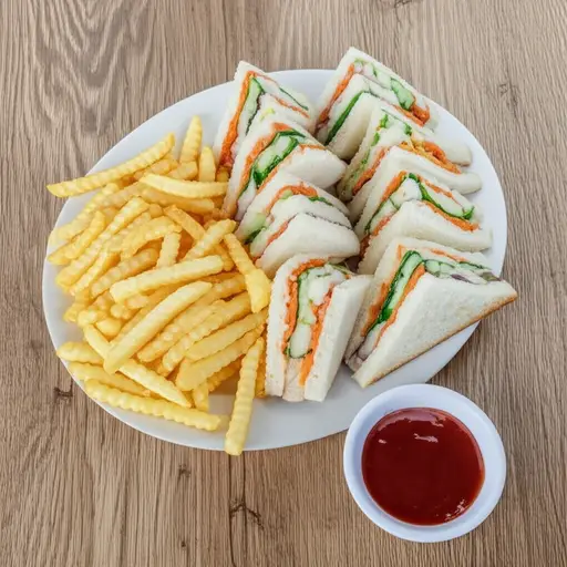 我推荐小 sandwiches、薯片和其他可以蘸酱汁的东西。