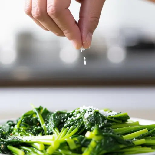 一小撮盐可以提升菜肴的风味。