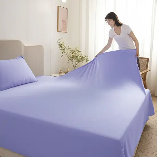 她为卧室买了新的棉床单。