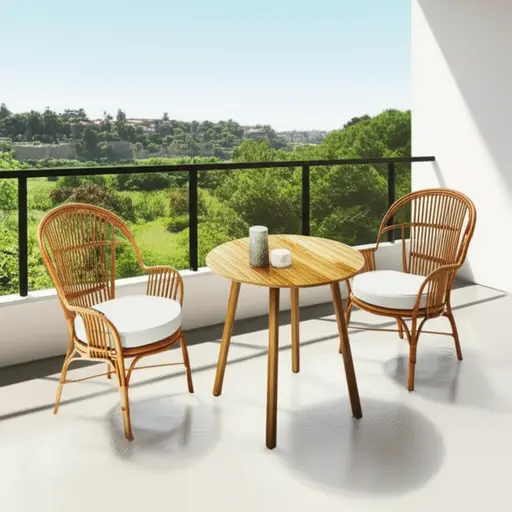 阳台上有一张桌子和两把椅子。