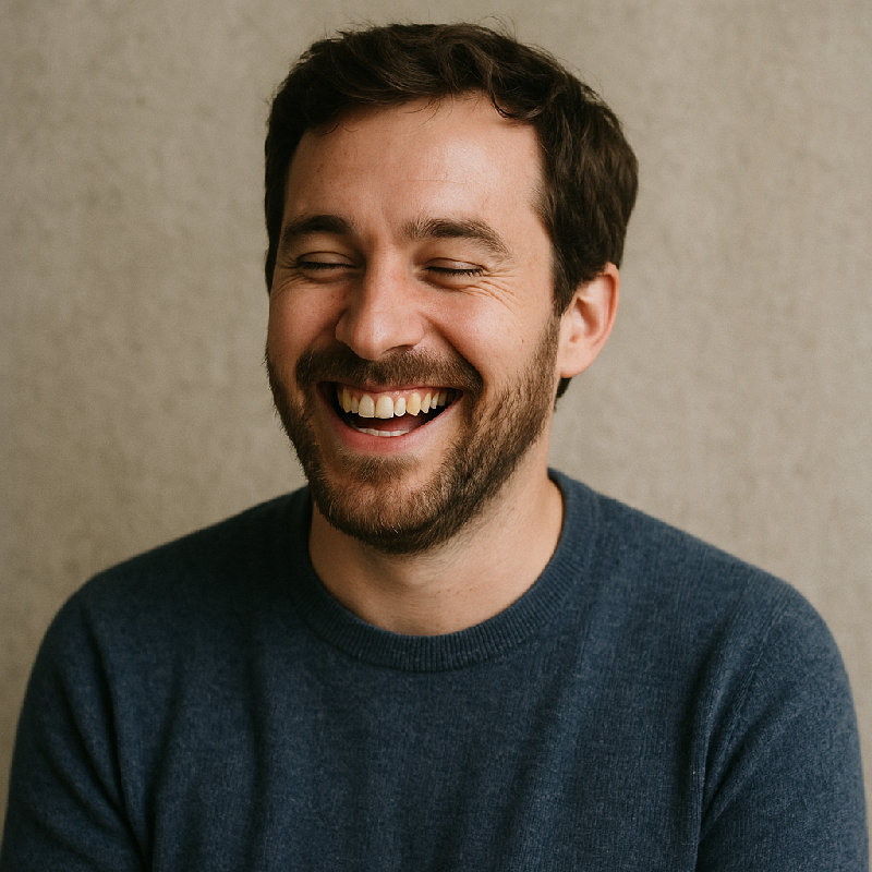 他在听到有趣的故事时轻笑。