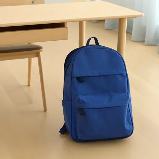 我的书包在桌子旁边。