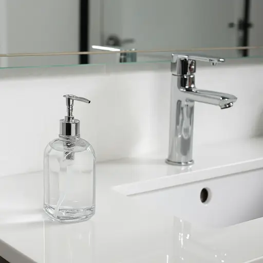 浴室里有液体肥皂。