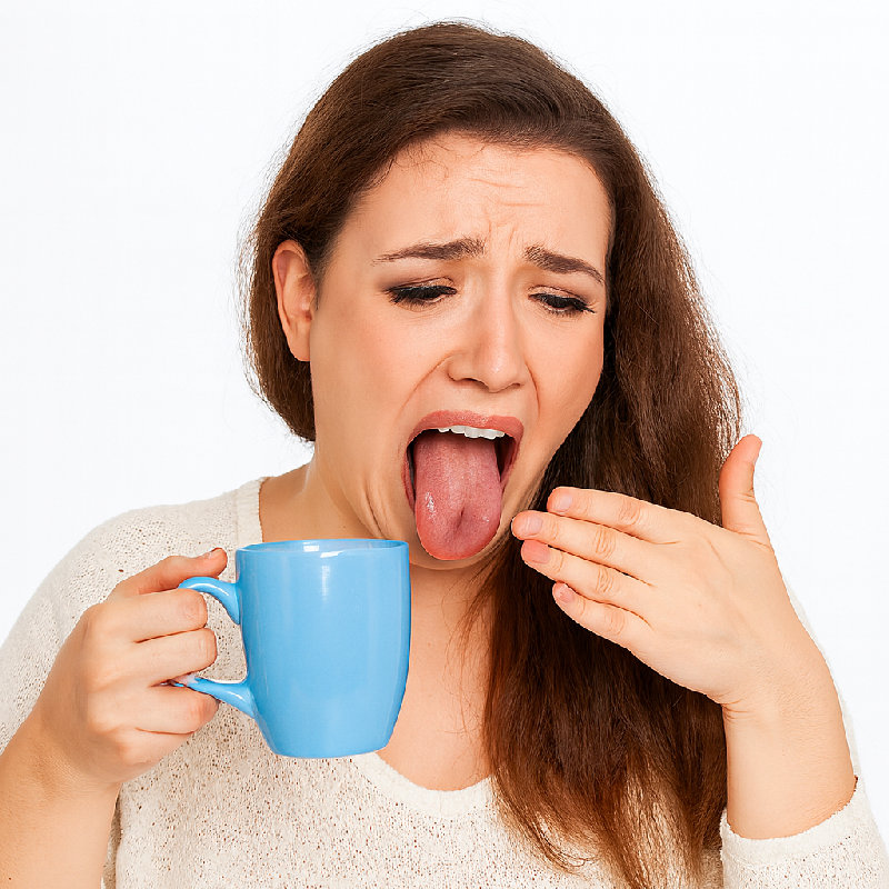 她的舌头被热汤烫伤了。