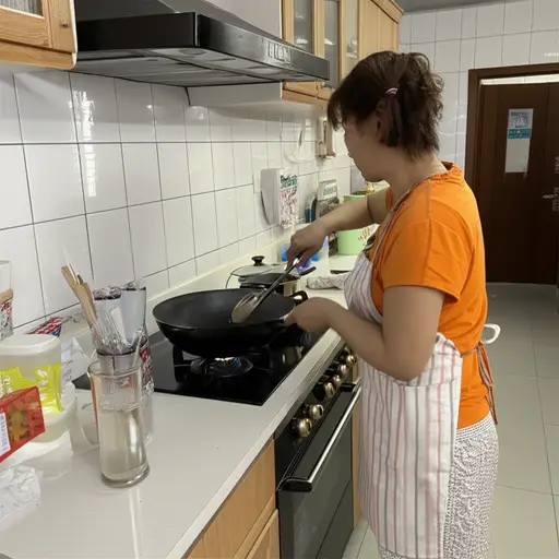 我妈妈在家做晚饭。