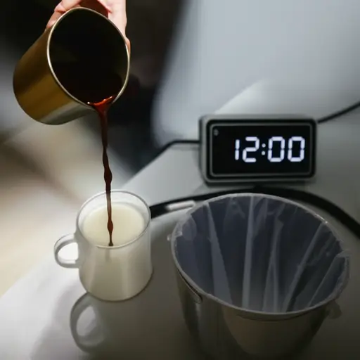 你应该减少摄入咖啡因以改善睡眠。