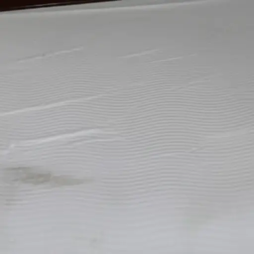 我在床上铺了一张干净的床单。